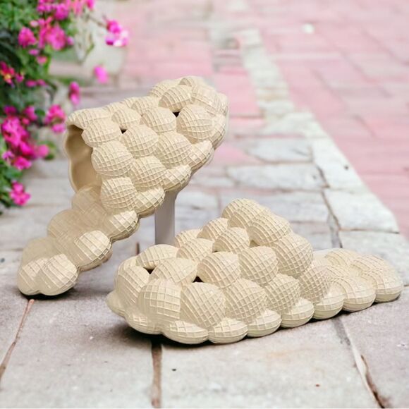 WOMENS NEW CLOSED TOE BUBBLE SLIPPERS SOLID COLOR SLIP ON ANTI SLIP 7.5-8 Ivory - Picture 1 of 7